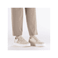 Beige Rieker Damen Sneaker Low N9909-60 mit einem Reißverschluss. Schuh am Fuß.