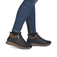 Schwarze Rieker Damen Kurzstiefel N1457-00 mit Ready2GO Schnell-Anziehfunktion. Schuh am Fuß.