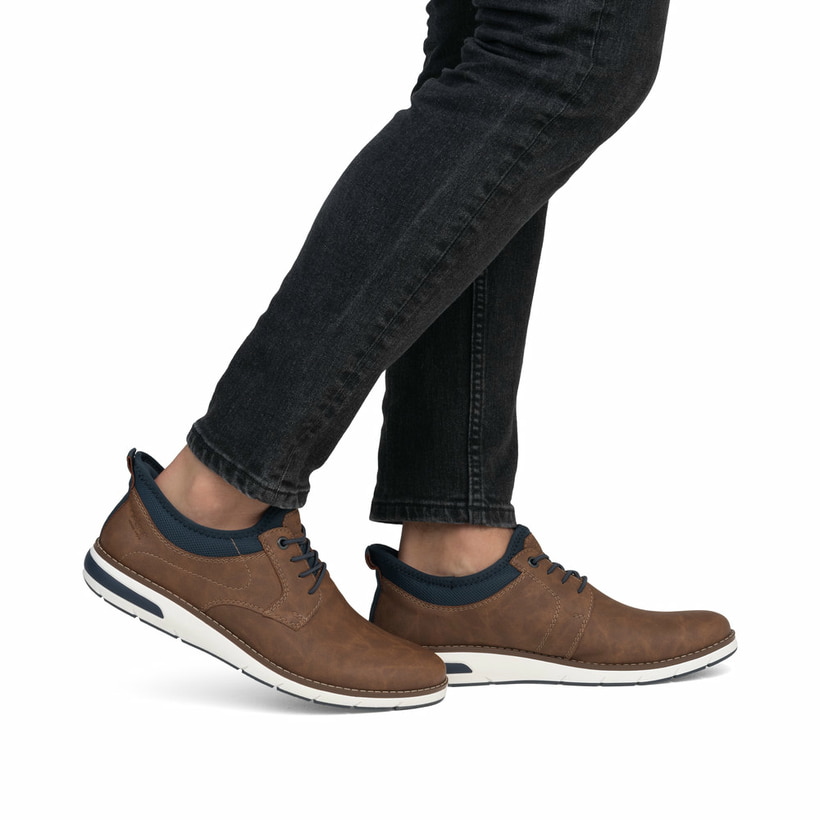 Braune Rieker Herren Slipper 11357-24 mit easy Hineinschlüpf-Möglichkeit. Schuh am Fuß.