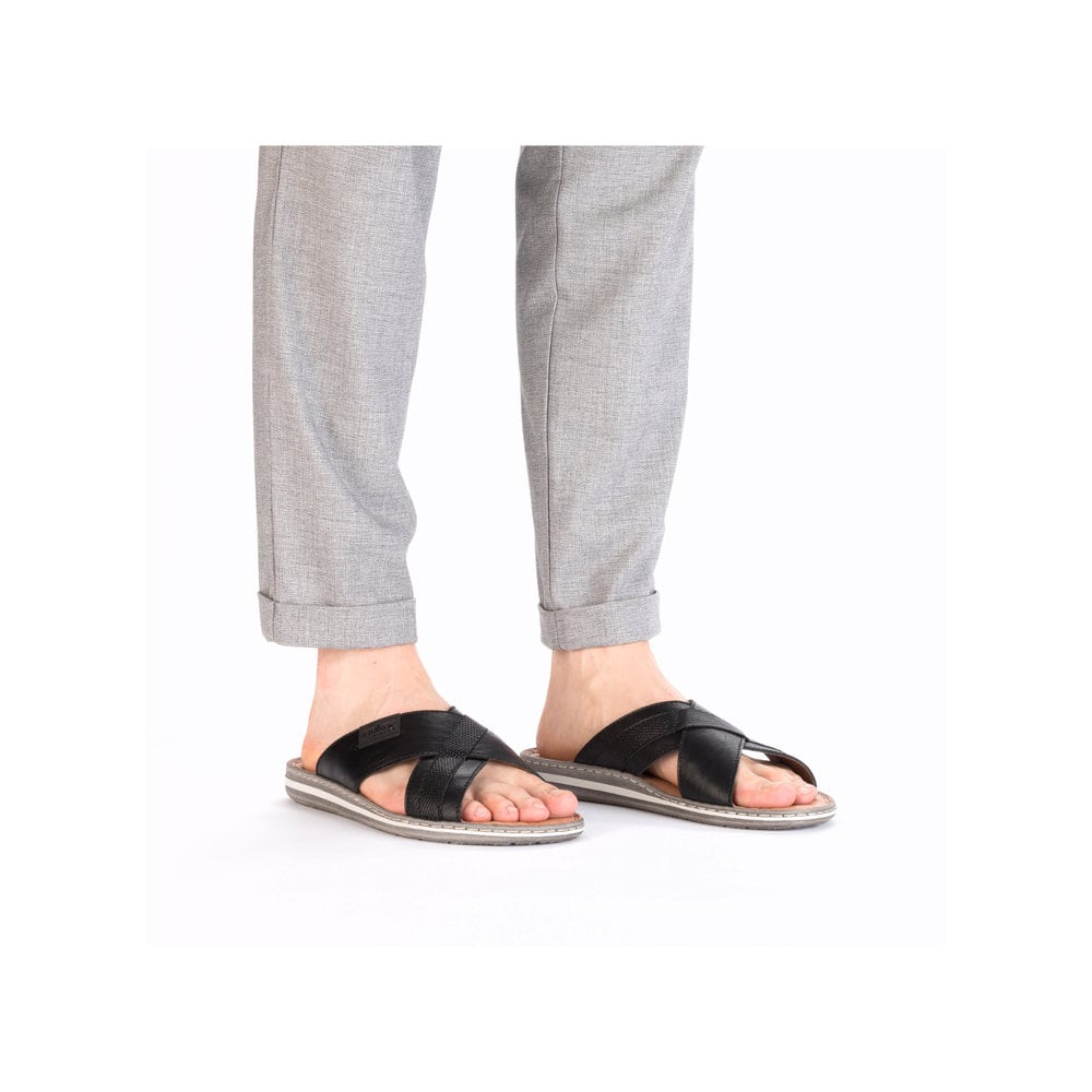 Schwarze Rieker Herren Pantoletten 21082-00 aus Glattleder mit Komfortweite G. Schuh am Fuß.