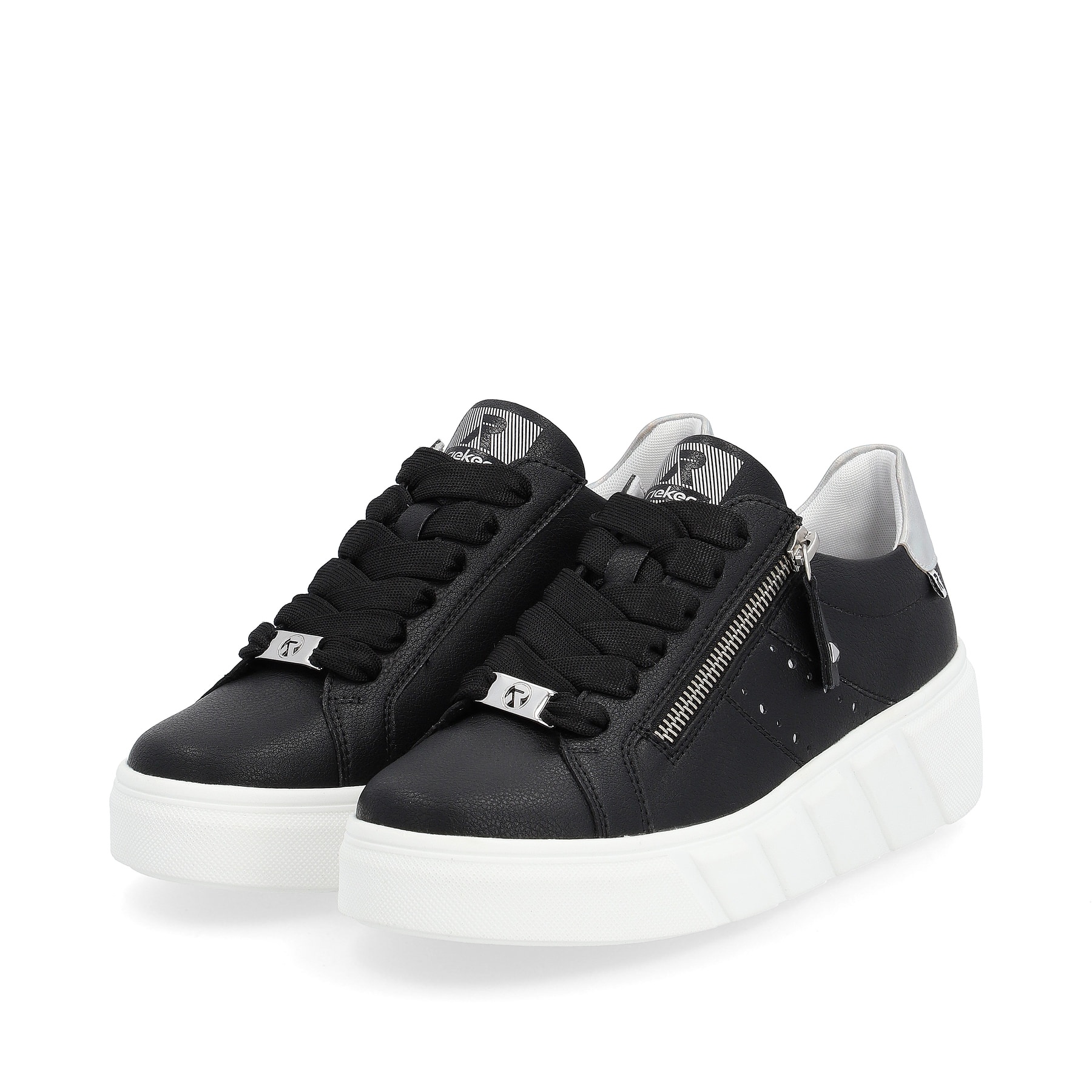 Schwarze Rieker Damen Sneaker Low W0505-00 mit einer dämpfenden Sohle. Schuhpaar seitlich schräg.