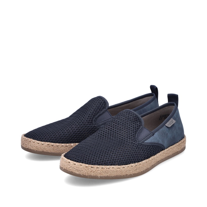 Blaue Rieker Herren Slipper B2661-14 mit einem Gummizug sowie der Komfortweite G. Schuhpaar seitlich schräg.