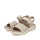 Beige Rieker Damen Riemchensandalen V8554-60 mit trendigen Schnalle. Schuhpaar seitlich schräg.