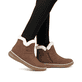 Braune Rieker Damen Kurzstiefel 74260-25 mit wasserabweisender RiekerTEX-Membran. Schuh am Fuß.