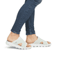 Rosane waschbare Rieker Damen Pantoletten V8451-53 mit einem Gummizug. Schuh am Fuß.