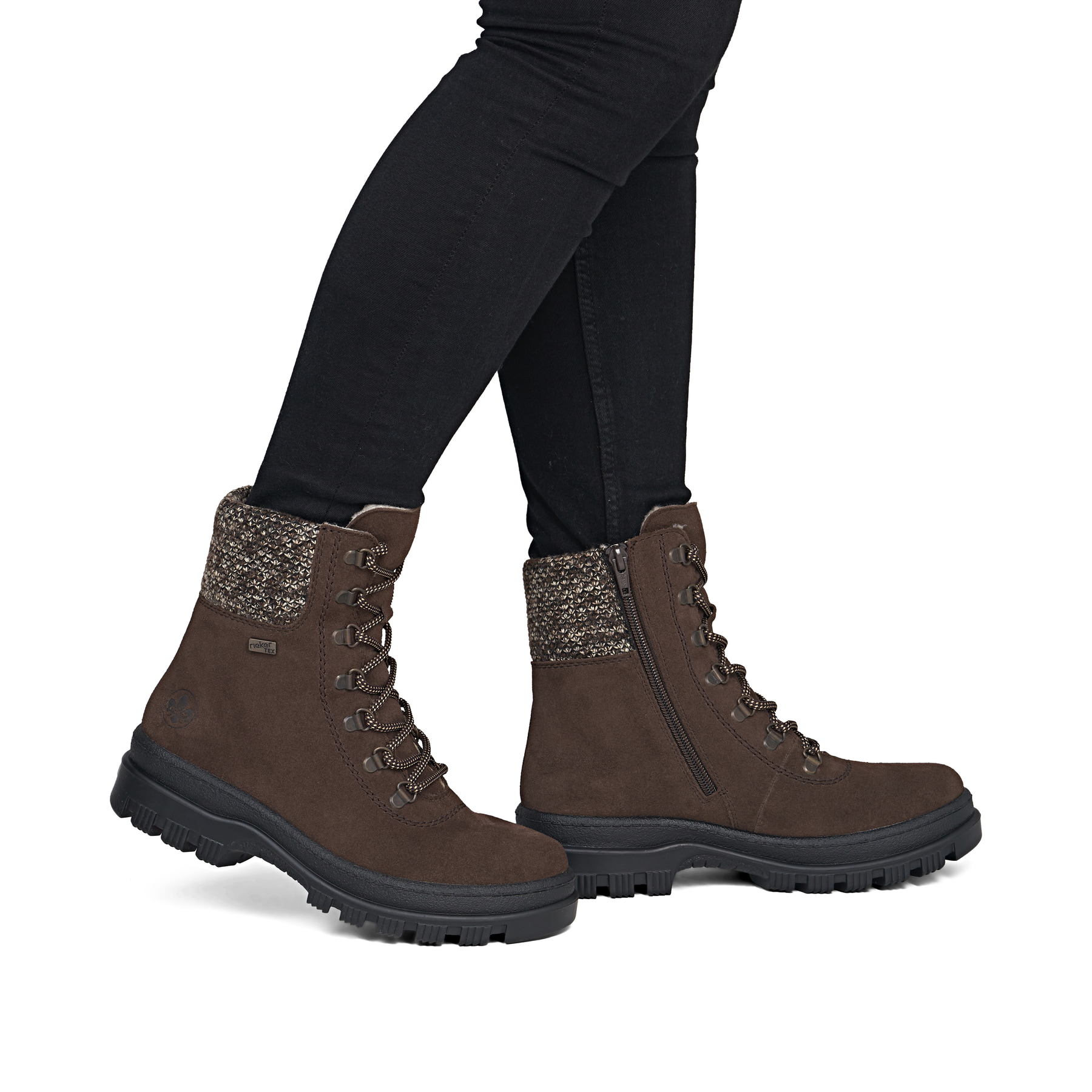 Dunkelbraune Rieker Damen Schnürstiefel X8233-25 aus Rauleder. Schuh am Fuß.