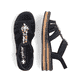 Schwarze Rieker Keilsandaletten 62949-00 mit Schmuckelementen sowie Gummizug. Schuh von oben, liegend.