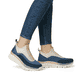 Blaue vegane Rieker Damen Sneaker High 48053-14 mit einem Reißverschluss. Schuh am Fuß.