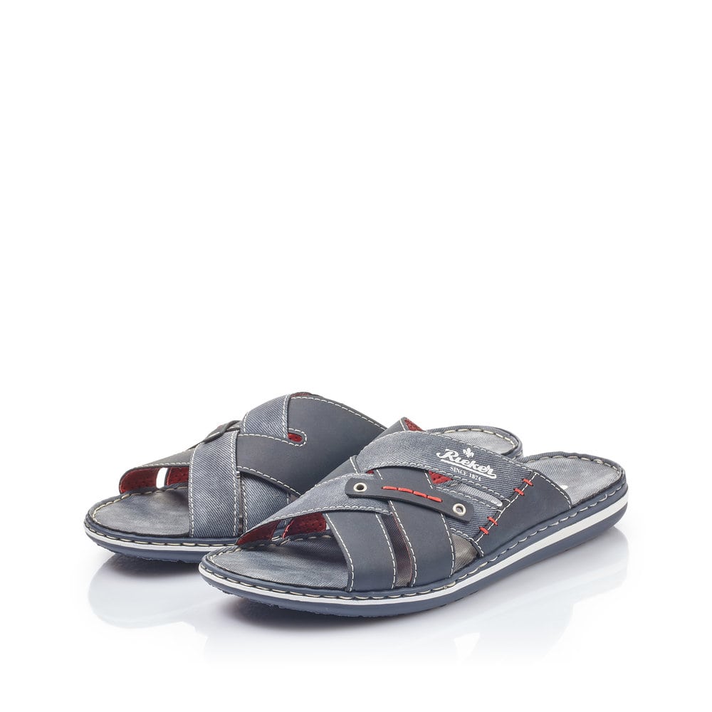 Blaue Rieker Herren Pantoletten 21099-15 mit Komfortweite G sowie leichter Sohle. Schuhpaar seitlich schräg.