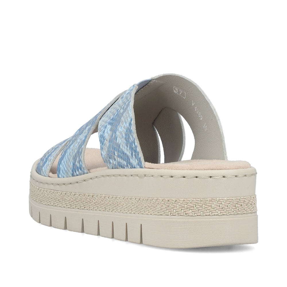 Blaue Rieker Damen Pantoletten V4989-10 mit angesagtem Animal-Print. Schuh von hinten.