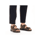 Kaffeebraune Rieker Herren Trekkingsandalen 21760-24 mit einem Klettverschluss. Schuh am Fuß.