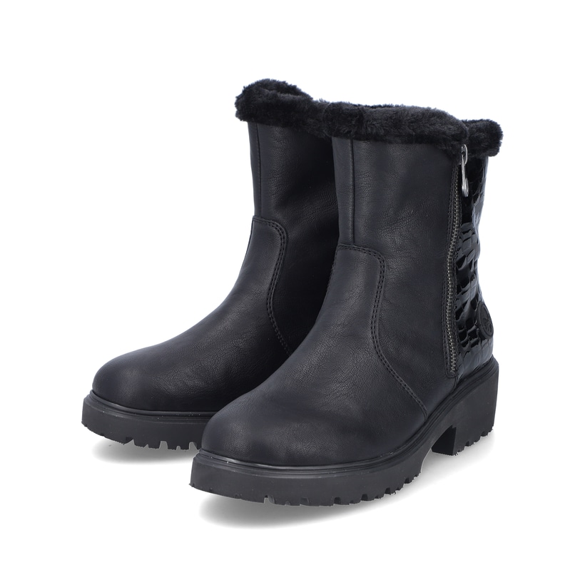Graphitschwarze Rieker Damen Kurzstiefel 76061-00 mit Fellschaftrand. Schuhpaar seitlich schräg.