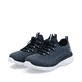 Blaue vegane Rieker Damen Slipper M5069-12 mit Gummizug sowie flexibler Sohle. Schuhpaar seitlich schräg.