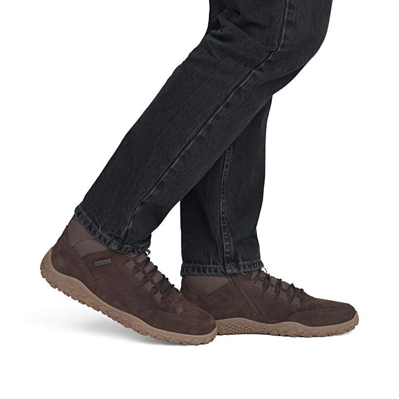 Dunkelbraune Rieker Herren Schnürstiefel 08102-25 aus Rauleder. Schuh am Fuß.