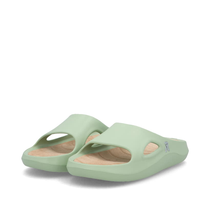 Grüne Rieker Damen Pantoletten W3350-52 mit flexibler und ultraleichter Sohle. Schuhpaar seitlich schräg.