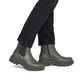 Dunkelgrüne Rieker Damen Chelsea Boots 76750-54 mit einem Reißverschluss. Schuh am Fuß.