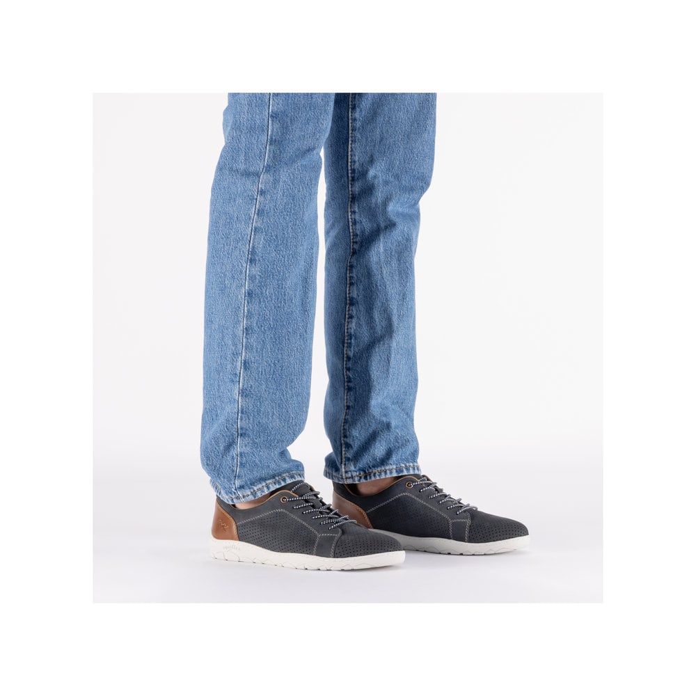 Mocassins Rieker bleus pour homme 08315-14 en cuir velours. Chaussure au pied.