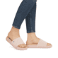 Rosane Rieker Damen Pantoletten W3250-31 mit flexibler und ultraleichter Sohle. Schuh am Fuß.