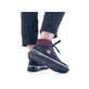 
Graphitschwarze Rieker Damen Schnürschuhe Z4219-00 mit einer robusten Profilsohle. Schuh am Fuß