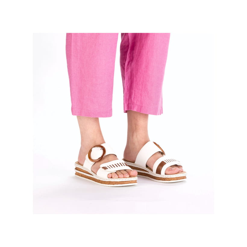Weiße Rieker Damen Pantoletten 62993-80 mit modischen Flechtelementen. Schuh am Fuß.
