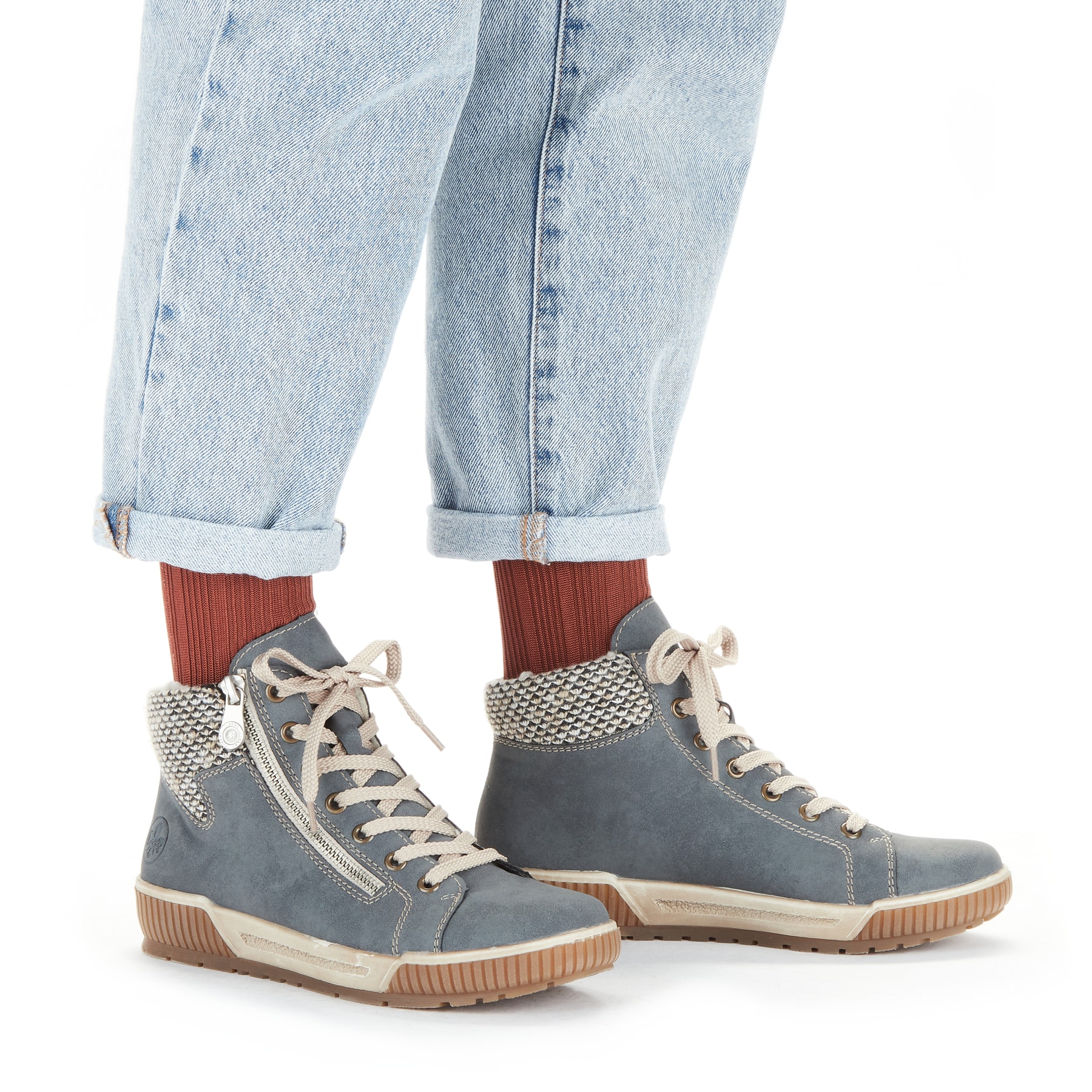 Jeansblaue Rieker Damen Schnürstiefel N0709-14 mit einem Reißverschluss. Schuh am Fuß.