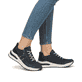 Blaue Rieker Damen Sneaker Low M6601-14 mit modernen Ziernähten. Schuh am Fuß.