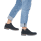 
Marineblaue Rieker Herren Schnürschuhe 33206-14 mit Schnürung sowie einer Profilsohle. Schuh am Fuß