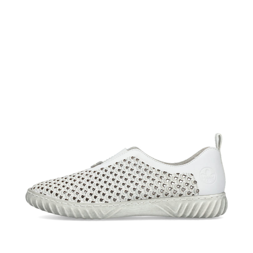 Weiße Rieker Damen Slipper N0965-80 in Löcheroptik mit einem Gummizug. Schuh Außenseite.
