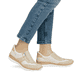 Grüne Rieker Damen Slipper N42G2-52 mit einer Gummischnürung. Schuh Außenseite gespiegelt.