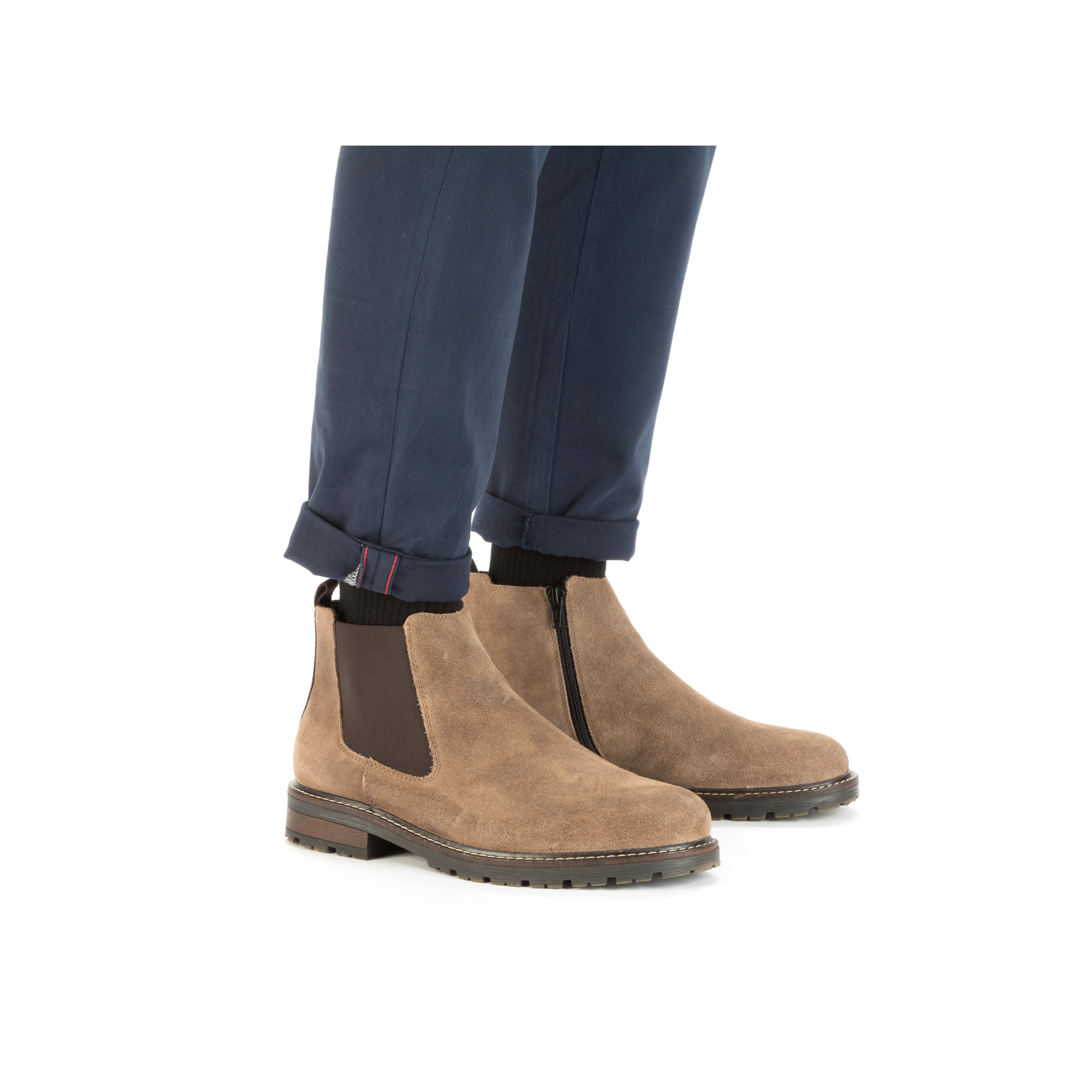 Sandbeige Rieker Herren Chelsea Boots 32051-64 mit einer robusten Profilsohle. Schuh am Fuß