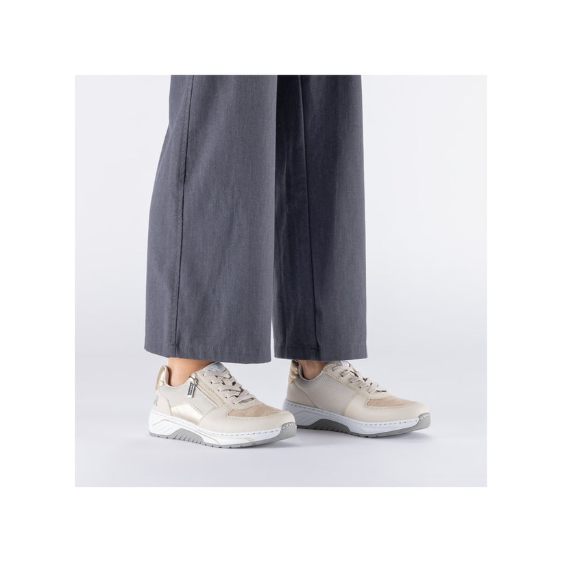 Beige Rieker Damen Sneaker Low 53101-60 mit Reißverschluss sowie Extraweite H. Schuh am Fuß.
