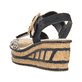 Schwarze Rieker Keilsandaletten 68176-00 mit trendigen Schnalle. Schuh von hinten.