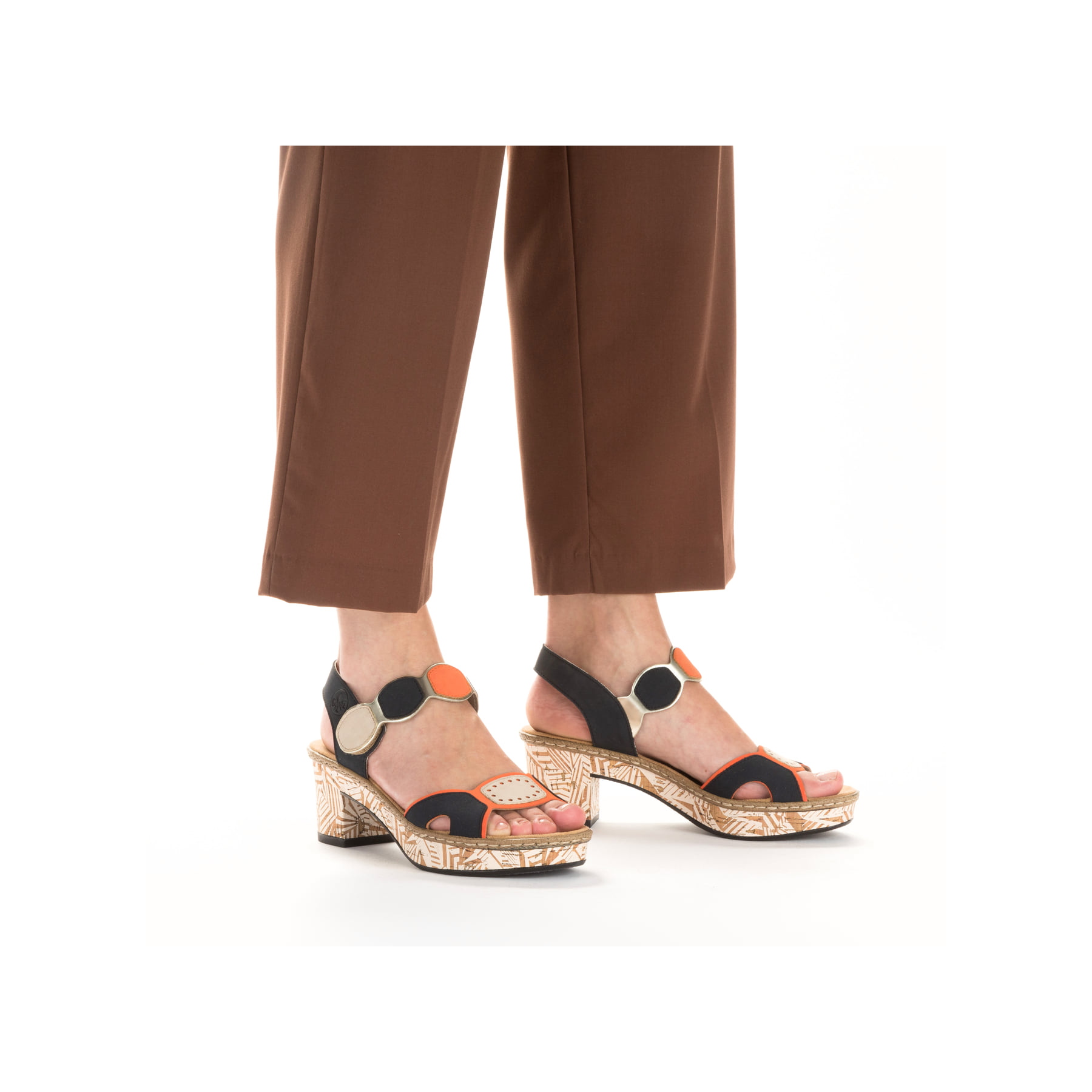 Mehrfarbige Rieker Riemchensandaletten 63876-90 mit einem Klettverschluss. Schuh am Fuß.