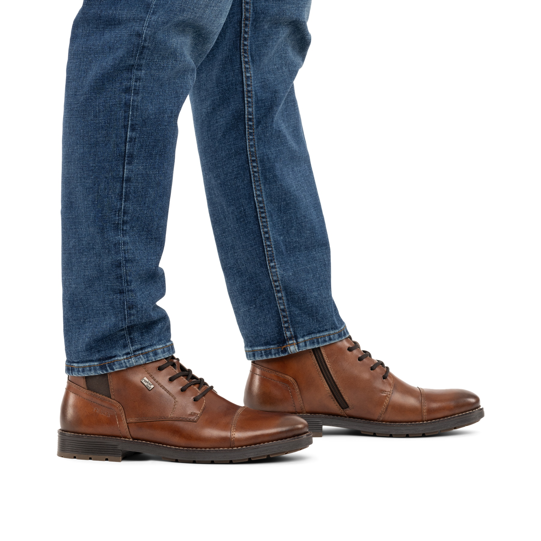 Braune Rieker Herren Schnürstiefel F4512-24 aus Glattleder. Schuh am Fuß.