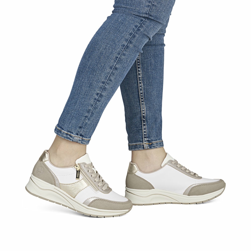 Chaussures à lacets Rieker blanches femme N9504-80 avec fermeture éclair. Chaussure au pied.