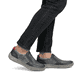 Blaue Rieker Herren Slipper 04052-12 mit einem Gummizug sowie der Extraweite H. Schuh am Fuß.