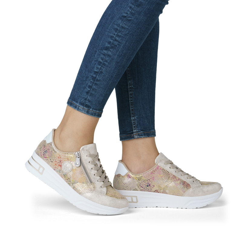 Beige Rieker Damen Sneaker Low N8103-60 mit Reißverschluss sowie Extraweite H. Schuh am Fuß.