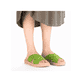 Grüne Rieker Damen Pantoletten V1579-52 mit einem Klettverschluss. Schuh am Fuß.