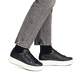 Baskets basses Rieker noires pour femme M7701-00 avec fermeture éclair. Chaussure au pied.