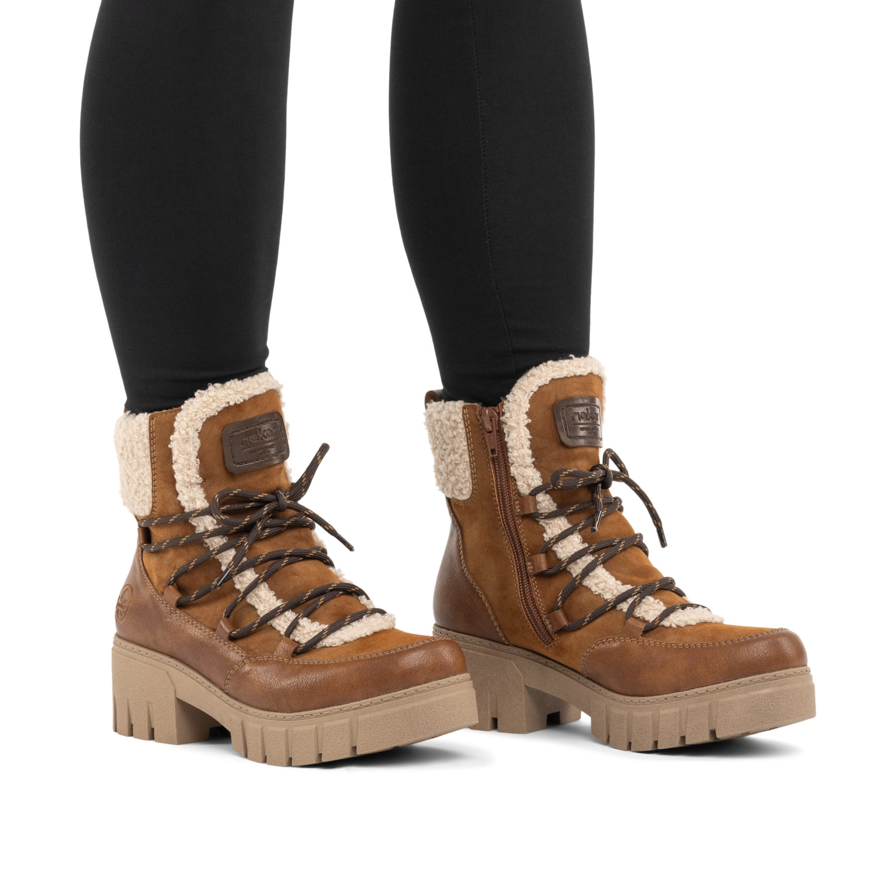 Vegane, braun-beige Rieker Damen Kurzstiefel 74574-24 mit einem Reißverschluss. Schuh am Fuß.