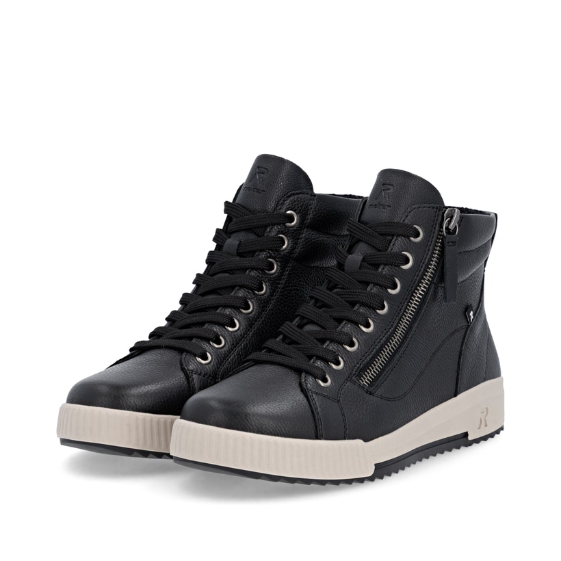 Schwarze Rieker Damen Sneaker High W0164-00 aus Glattleder. Schuhpaar seitlich schräg.