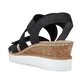 Schwarze Rieker Keilsandaletten V38G8-00 mit Elastikeinsatz sowie leichter Sohle. Schuh von hinten.