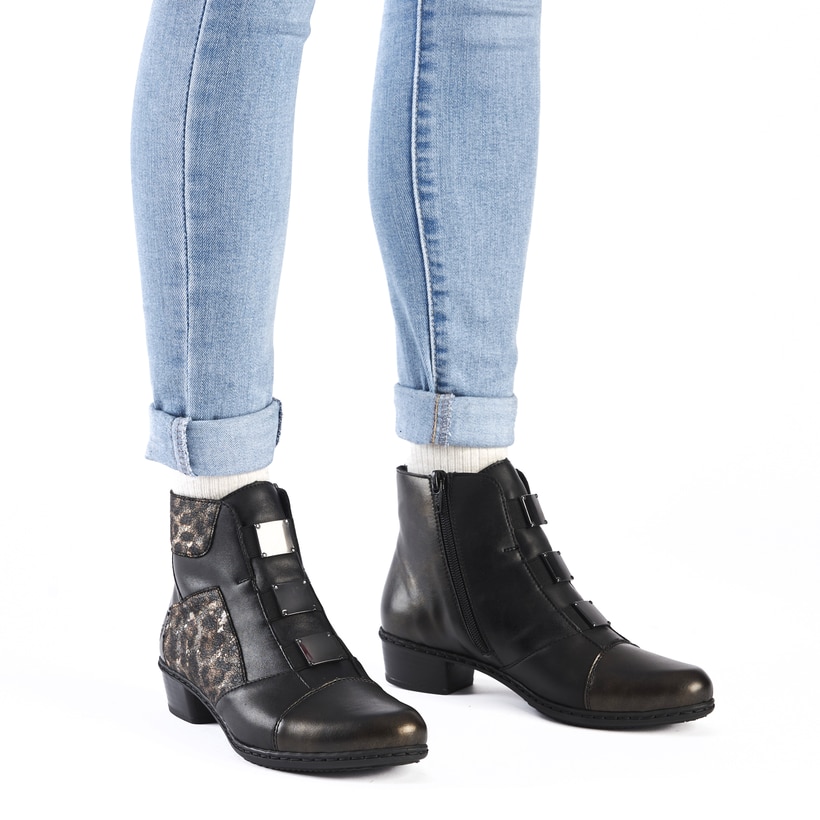 Bottines Rieker noires pour femme Y0764-00 avec imprimé léopard. Chaussure au pied.