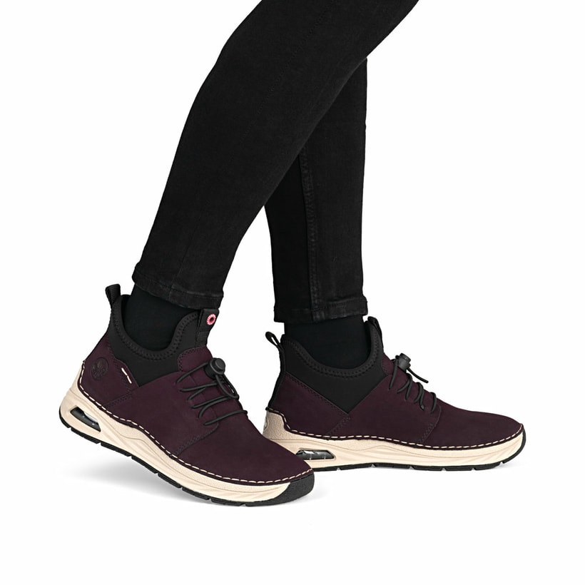 Rotschwarze Rieker Damen Slipper 44560-30 mit Rieker Air Sohlenfenster. Schuh am Fuß.