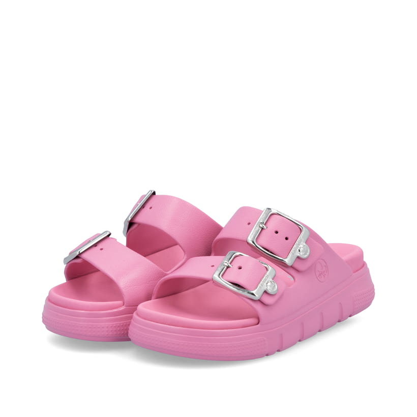 Rosane Rieker Damen Pantoletten P2180-34 mit Schnallen sowie ultraleichter Sohle. Schuhpaar seitlich schräg.