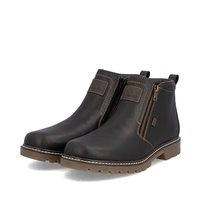 Dunkelbraune Rieker Herren Kurzstiefel 39871-25 aus Glattleder. Schuhpaar seitlich schräg.