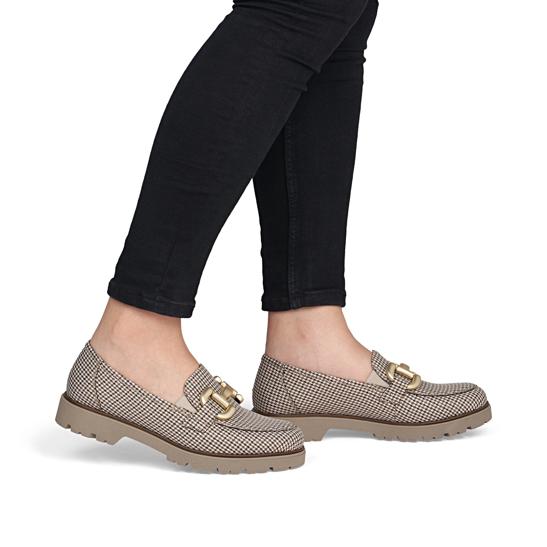 Mocassins Rieker beiges pour femmes 45561-60 avec éléments décoratifs. Chaussure au pied.