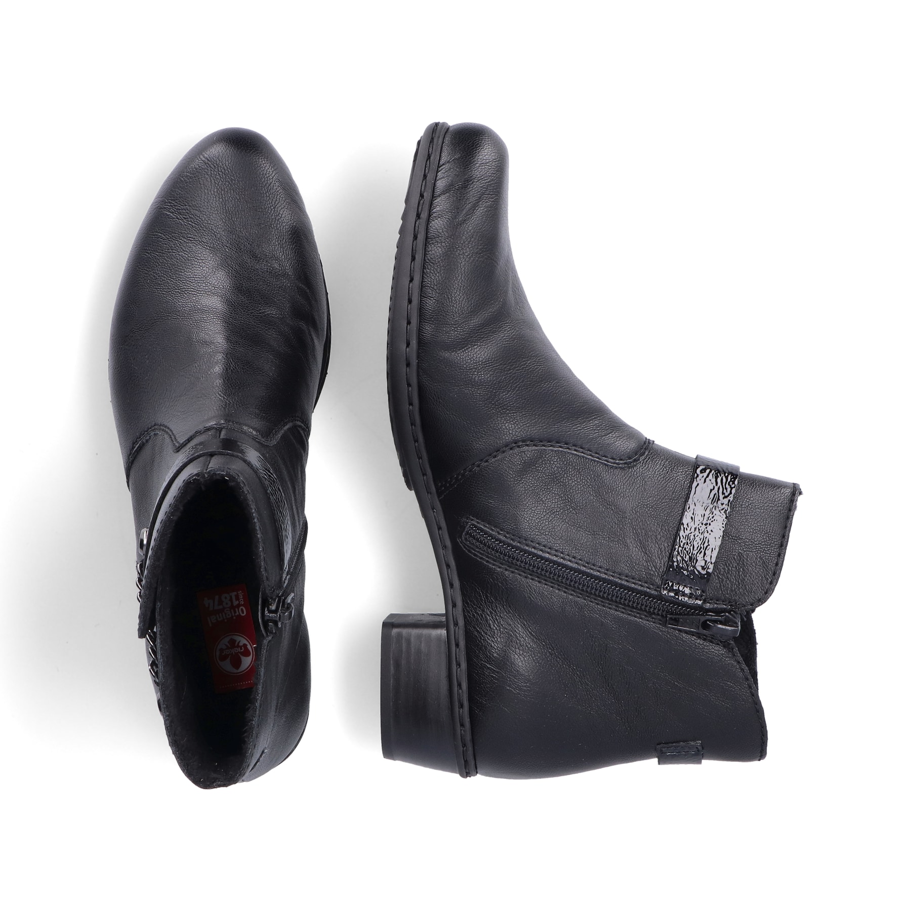Schwarze Rieker Damen Stiefeletten Y0783-00 mit Deko-Kette sowie Reißverschluss. Schuh von oben, liegend.