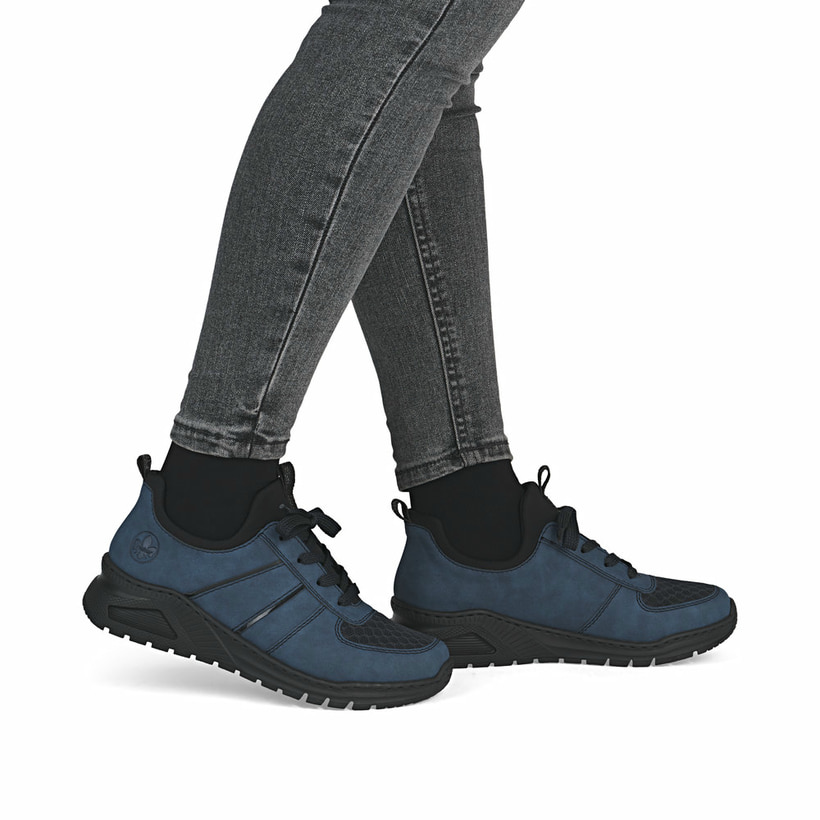 Mocassins Rieker bleus pour femme M4970-14 avec bande élastique. Chaussure au pied.