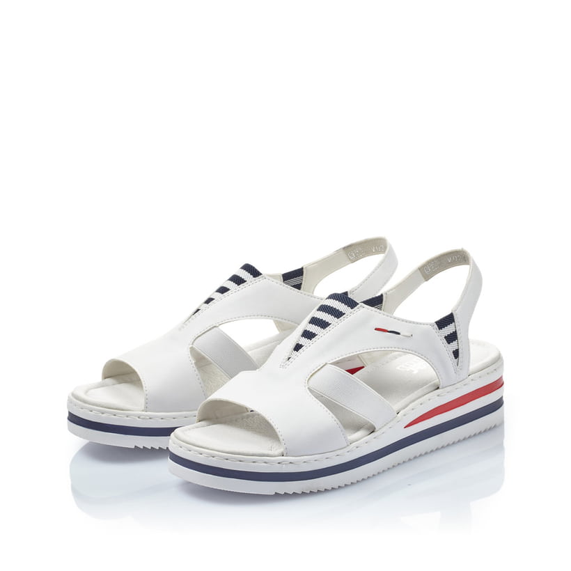 Perlweiße Rieker Keilsandaletten V02Y5-80 mit einem Elastikeinsatz. Schuhpaar seitlich schräg.